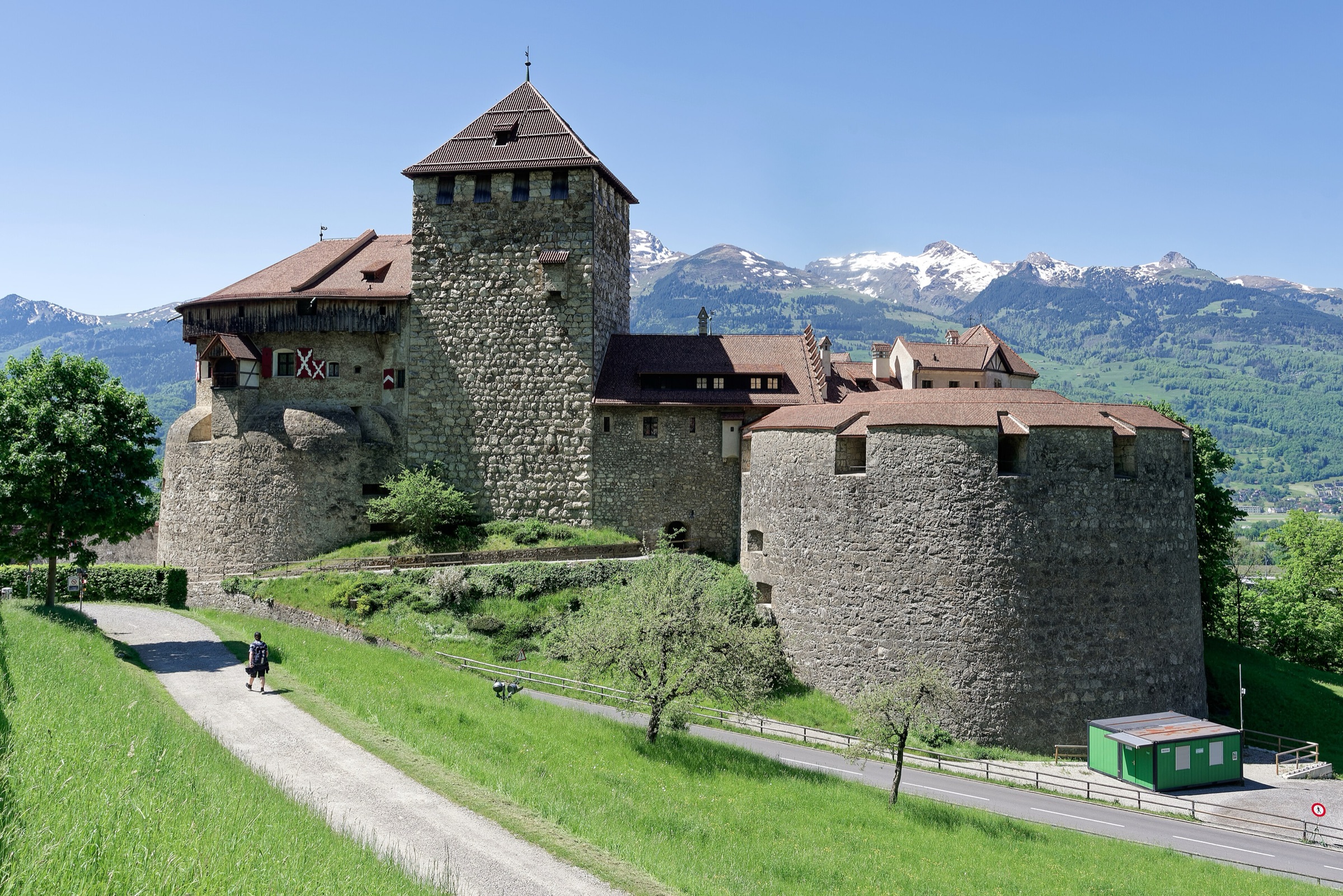 Schloss Vaduz vor den Alpen