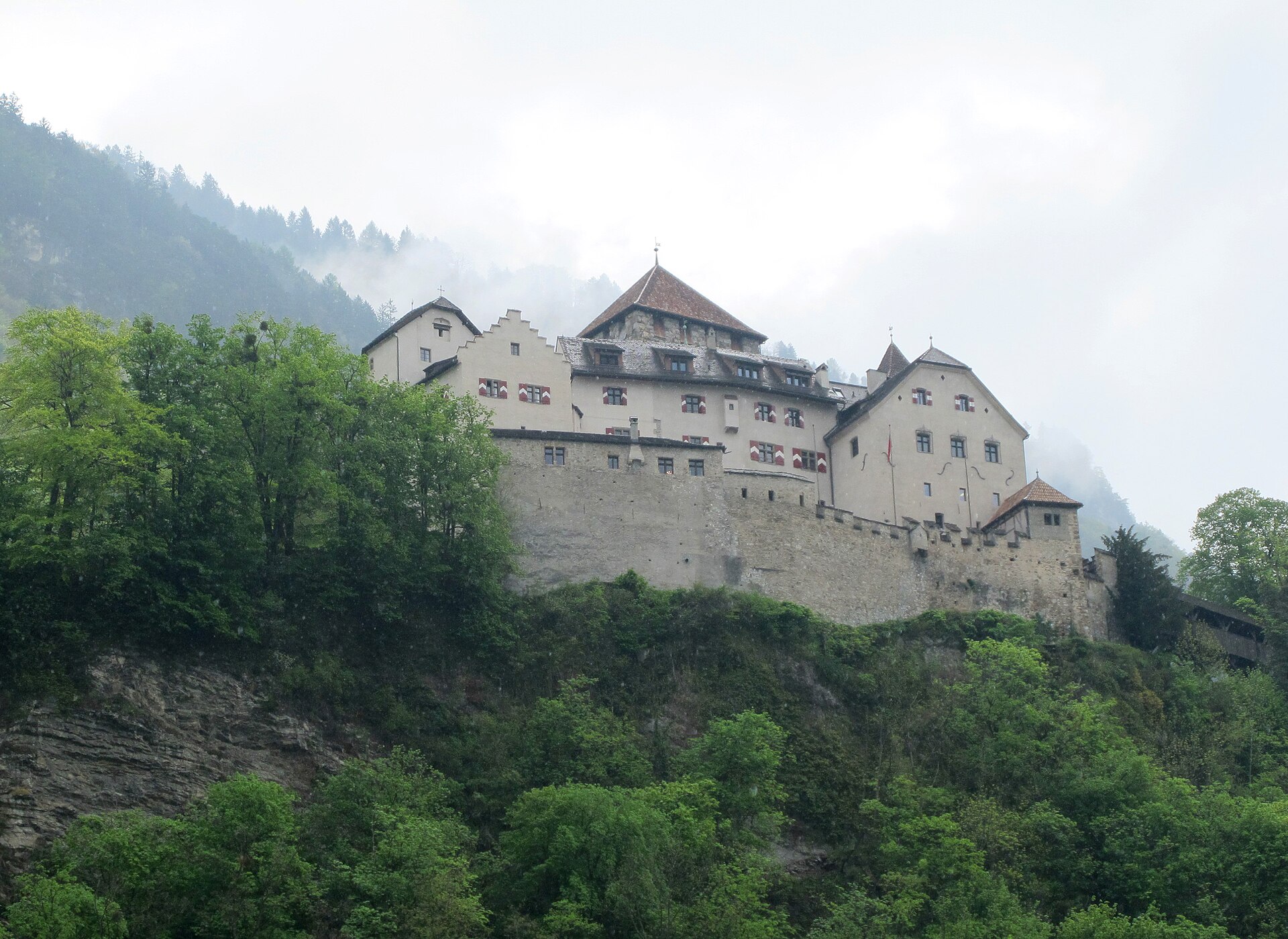 Schloss Vaduz auf dem Felsen über Vaduz