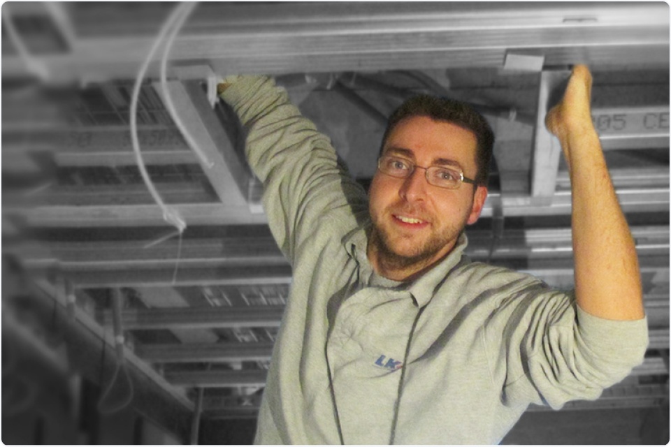 Haustechniker an der Decke